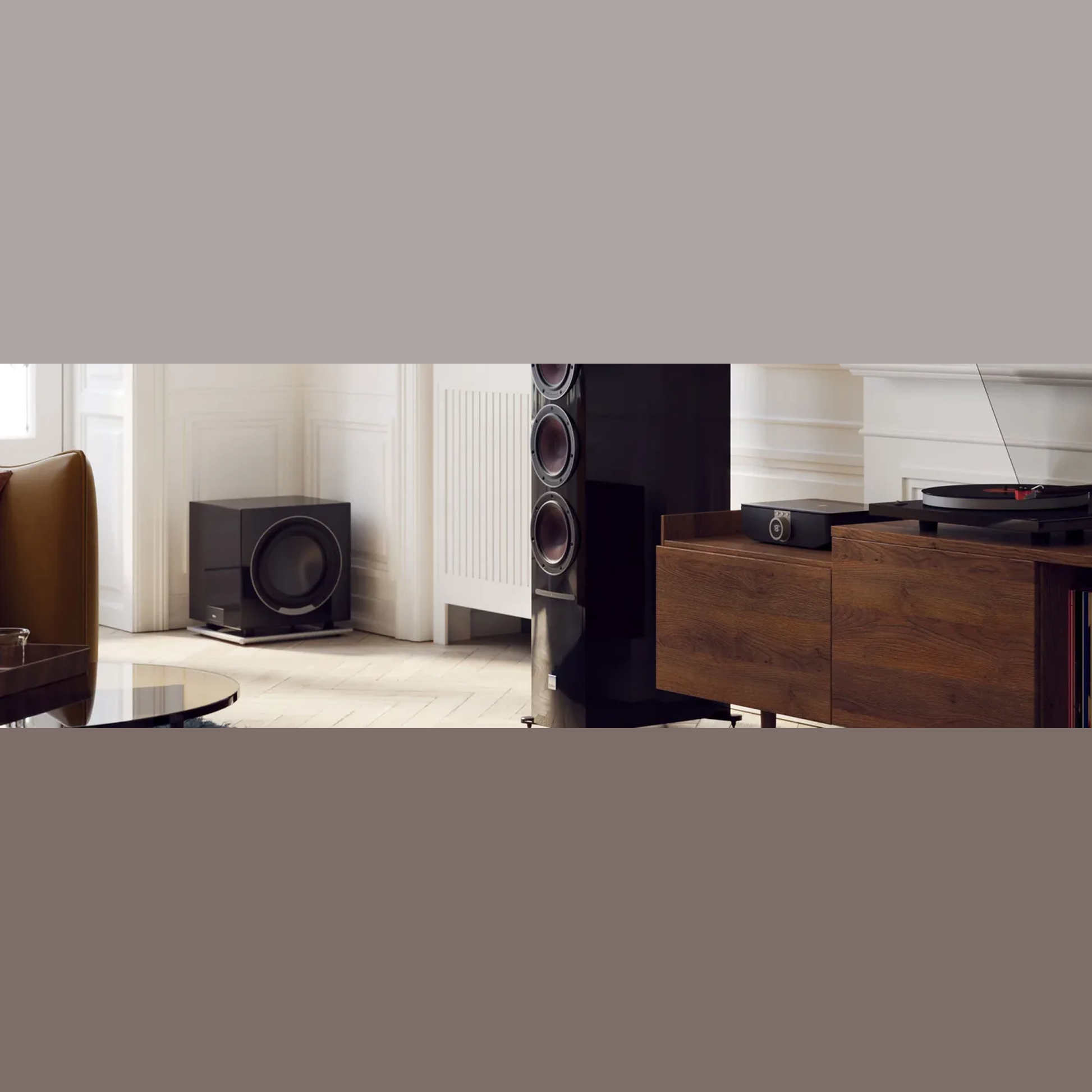 DALI Sub K-14 F Aktiv-Subwoofer Schwarz Lifestyle Wohnraum mit Standlautsprecher und Plattenspieler