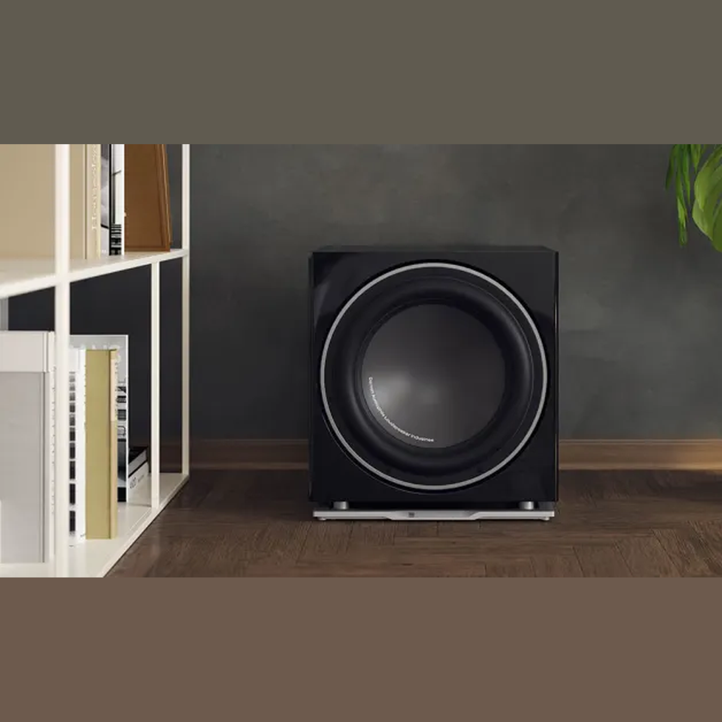 DALI Sub K-14 F Aktiv-Subwoofer Schwarz Lifestyle Wohnraum mit Regal und Pflanze