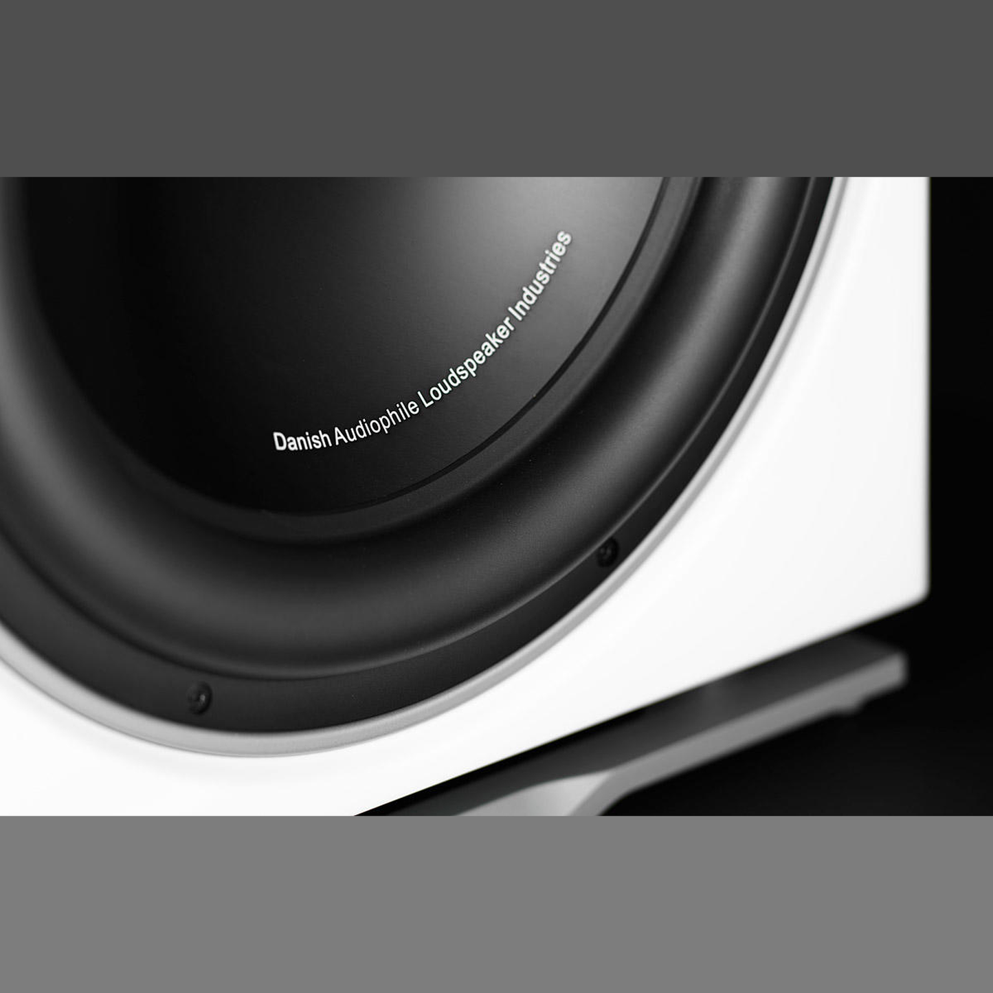 DALI Sub K-14 F Aktiv-Subwoofer Weiss Detailansicht Nahaufnahme Treiberrand und Sockelkante