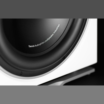DALI Sub K-14 F Aktiv-Subwoofer Weiss Detailansicht Nahaufnahme Treiberrand und Sockelkante
