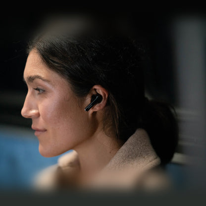 Denon AH-C830NCW True-Wireless-In-Ear-Kopfhörer, Lifestyle-Aufnahme im Ohr getragen