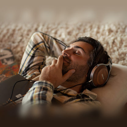 Denon AH-D7200 Over-Ear-Kopfhörer, Lifestyle-Aufnahme beim entspannten Hören