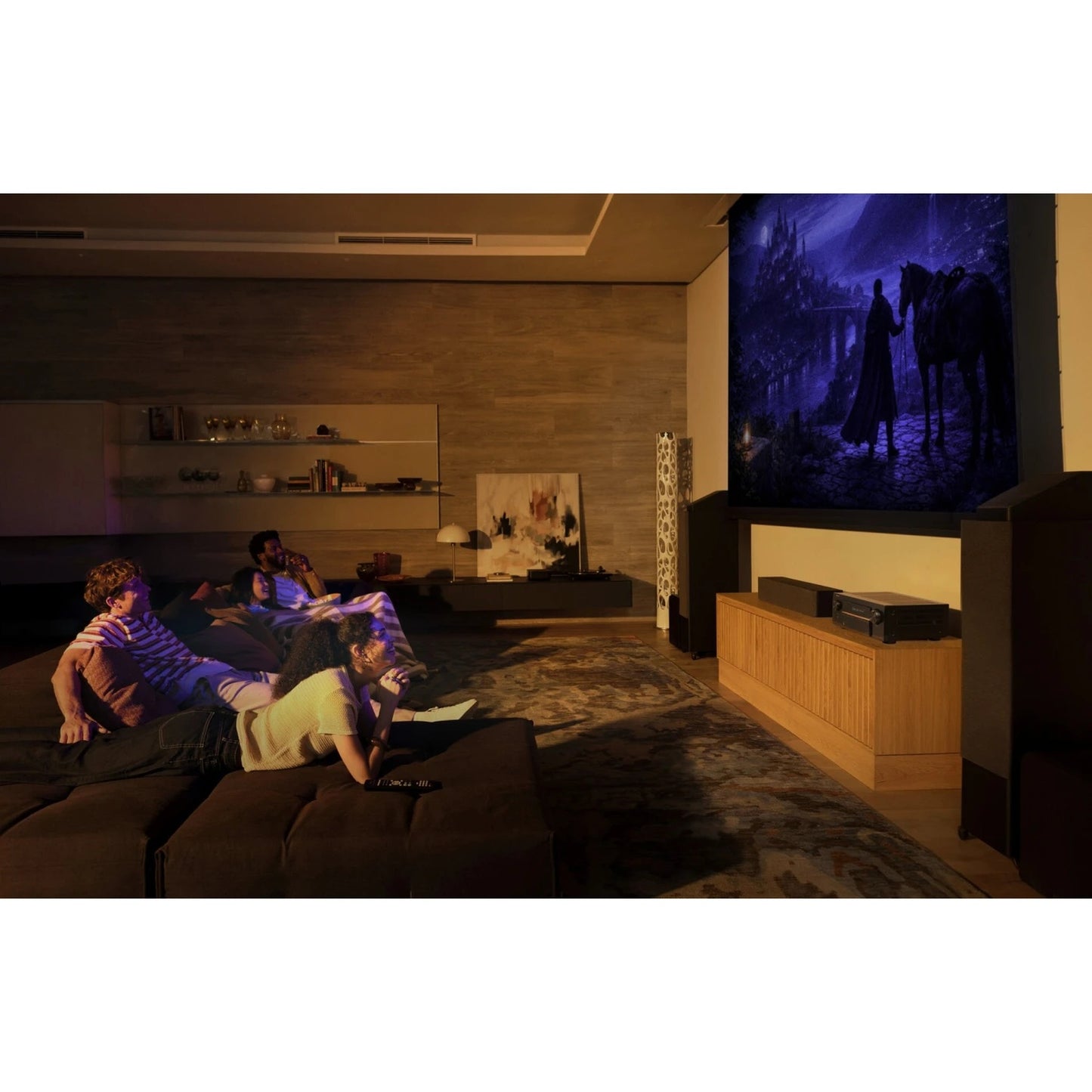 Denon AVC-X3900H AV-Receiver im Heimkino mit Grossbild und Surround-Sound