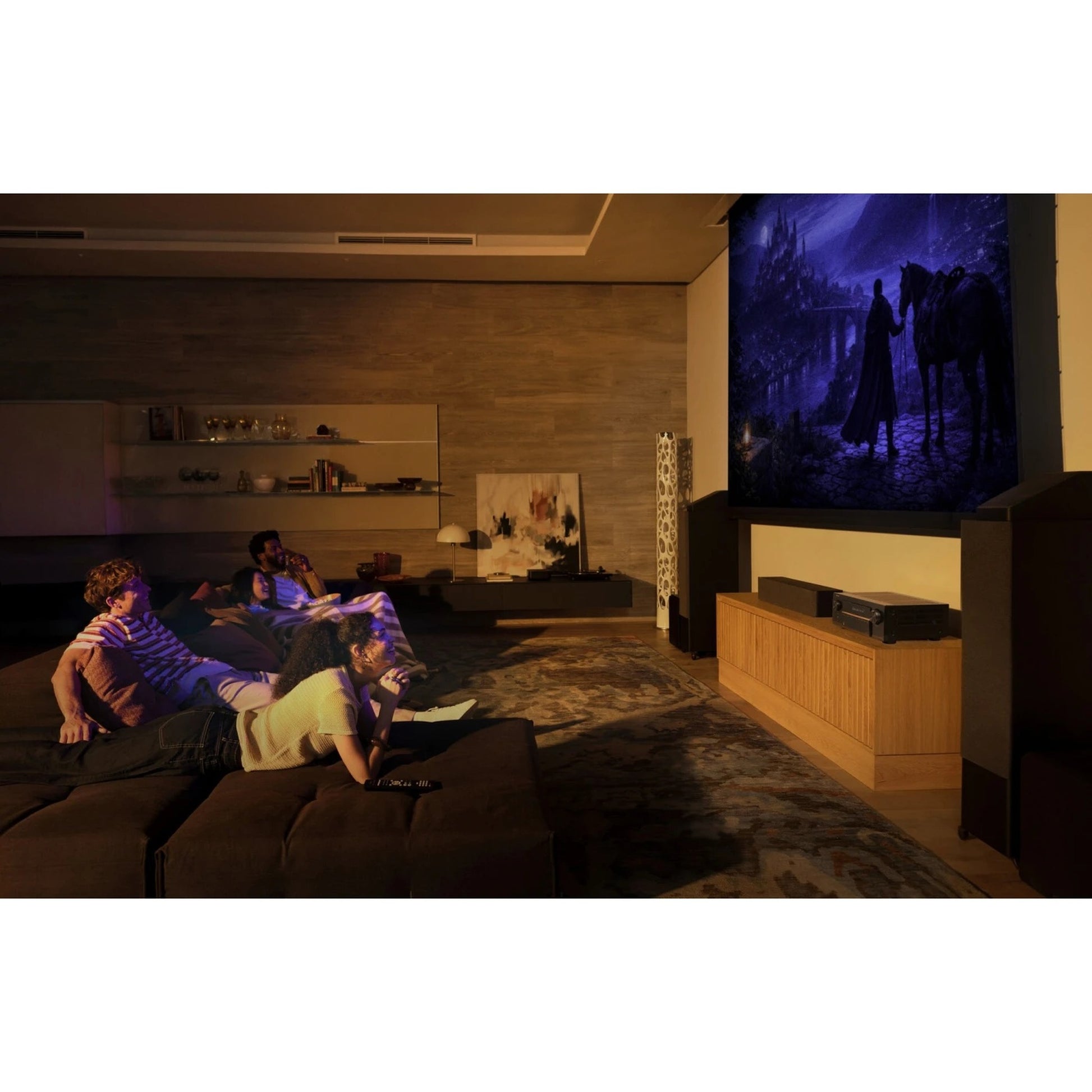 Denon AVC-X3900H AV-Receiver im Heimkino mit Grossbild und Surround-Sound