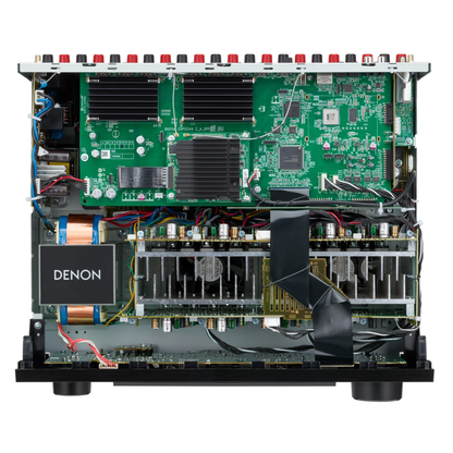 Denon AVC-X3900H AV-Receiver, Innenansicht mit Endstufen und Platine