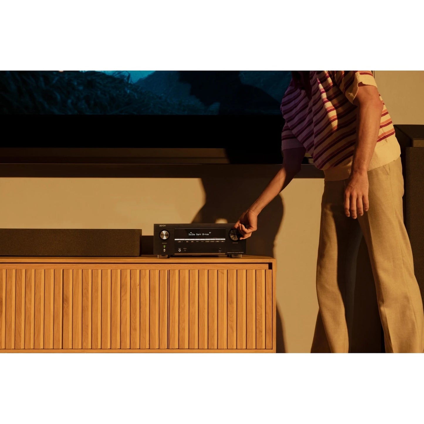Denon AVC-X3900H AV-Receiver in Schwarz im Wohnzimmer unter dem Fernseher