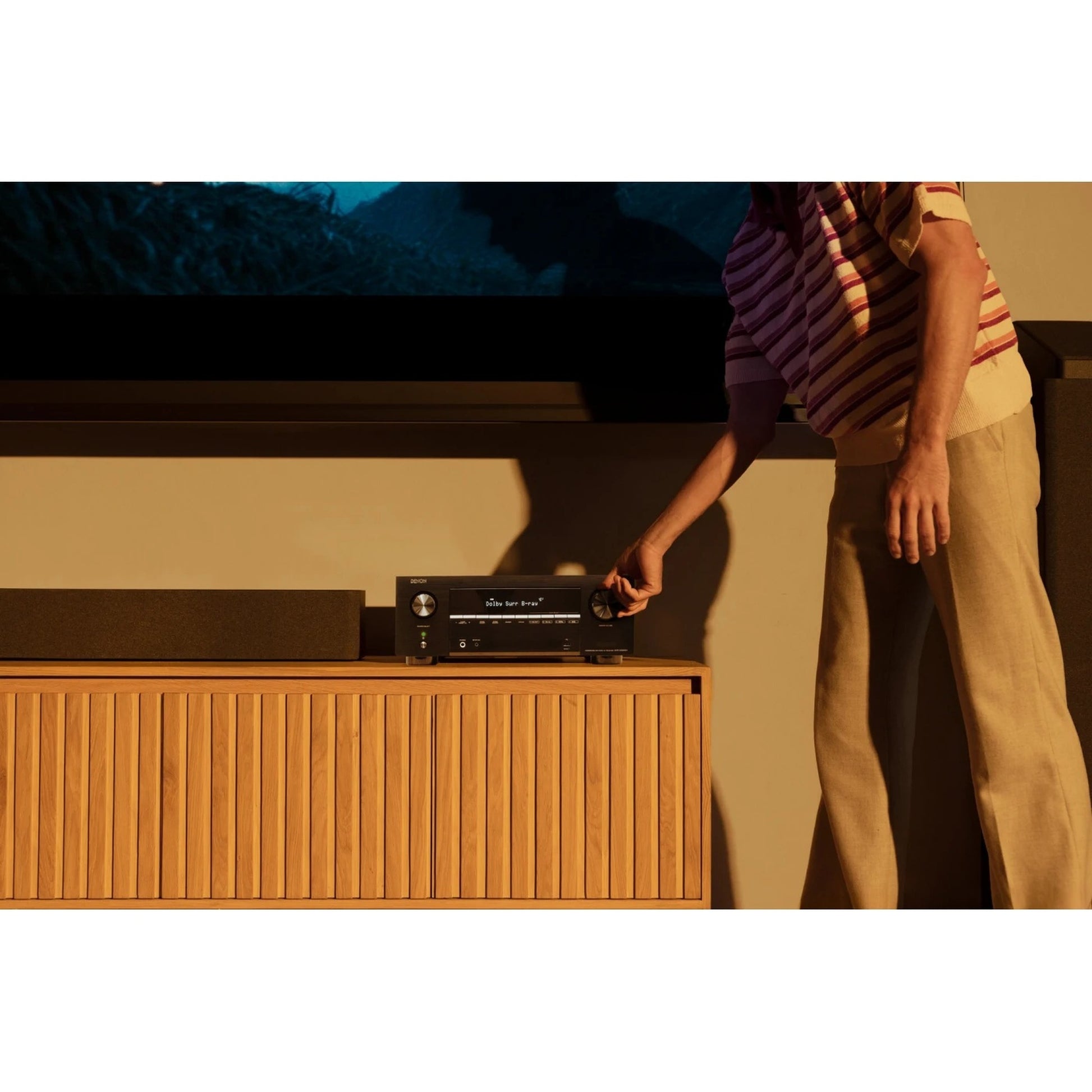 Denon AVC-X3900H AV-Receiver in Schwarz im Wohnzimmer unter dem Fernseher
