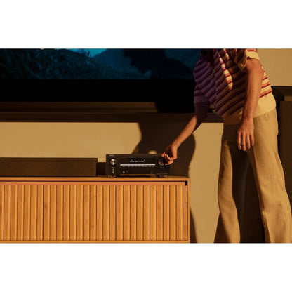 Denon AVC-X3900H AV-Receiver in Schwarz im Wohnzimmer unter dem Fernseher