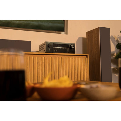 Denon AVR-X2900H DAB AV-Receiver in Schwarz mit Standlautsprecher im Wohnraum