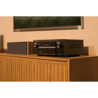 Denon AVR-X2900H DAB AV-Receiver in Schwarz im Wohnzimmer unter dem Fernseher
