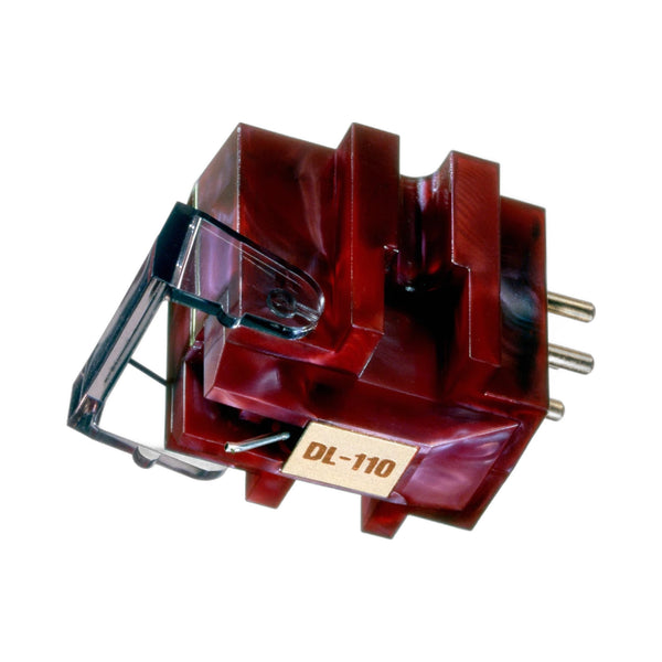 Denon DL-110 MC-Tonabnehmer in Rot Schrägansicht mit Nadelträger und Anschlusspins