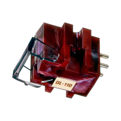 Denon DL-110 MC-Tonabnehmer in Rot Schrägansicht mit Nadelträger und Anschlusspins