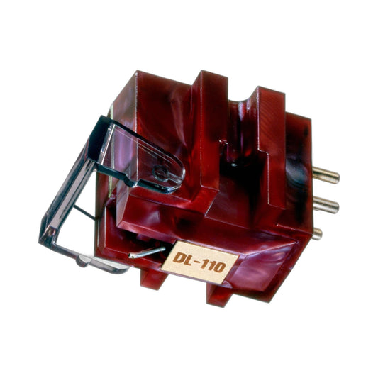 Denon DL-110 MC-Tonabnehmer in Rot Schrägansicht mit Nadelträger und Anschlusspins