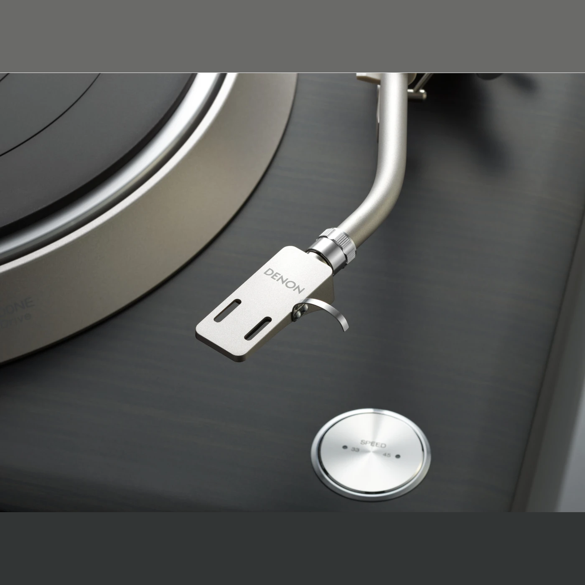 Denon DP-3000NE Plattenspieler Detailansicht Headshell mit Denon-Schriftzug und Drehzahlwahl