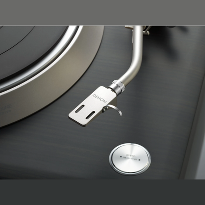 Denon DP-3000NE Plattenspieler Detailansicht Headshell mit Denon-Schriftzug und Drehzahlwahl