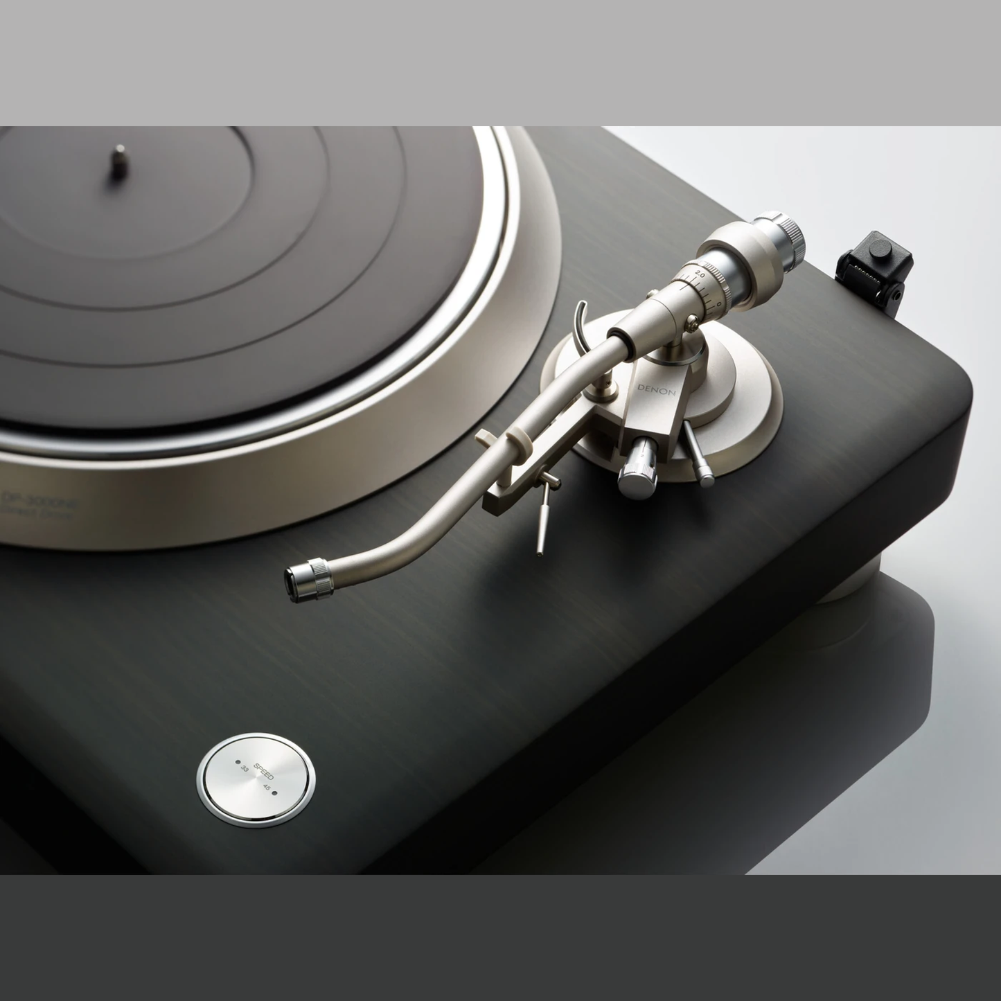 Denon DP-3000NE Plattenspieler Detailansicht Tonarm mit Headshell und Drehzahltaste