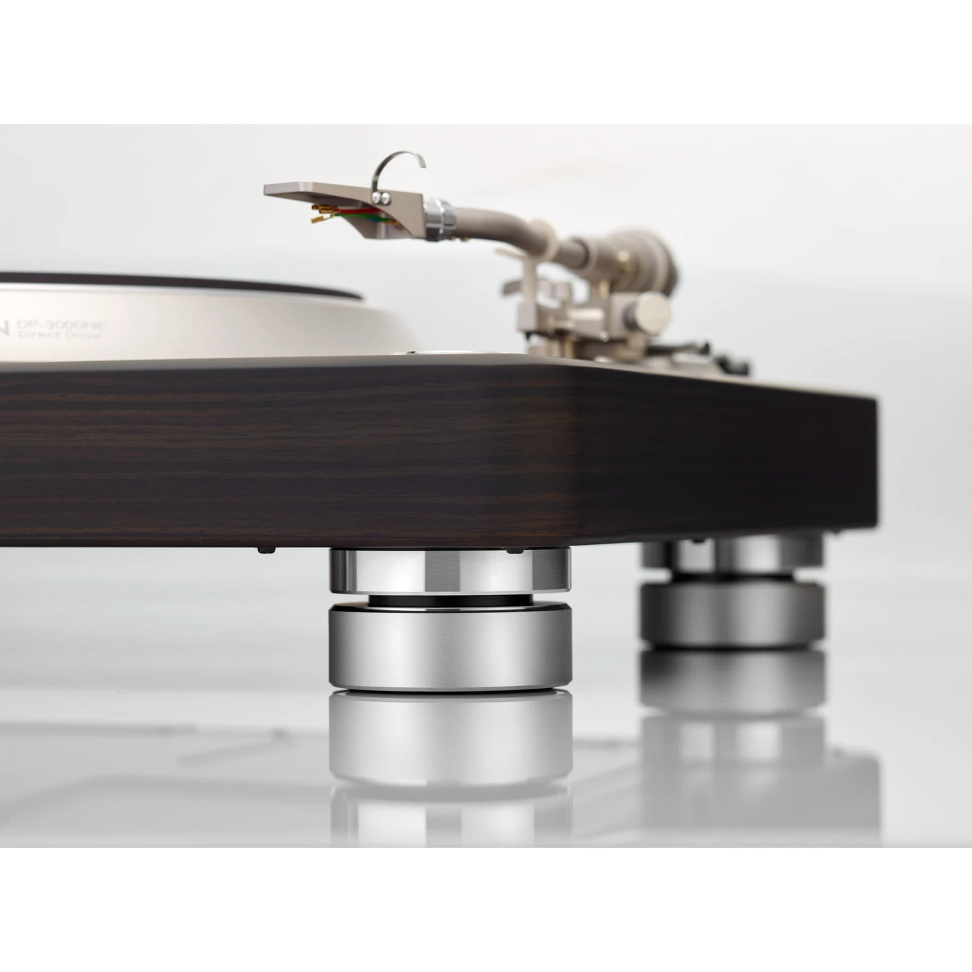 Denon DP-3000NE Plattenspieler Detailansicht Gehäusekante mit Aluminium-Füssen und Tonarm