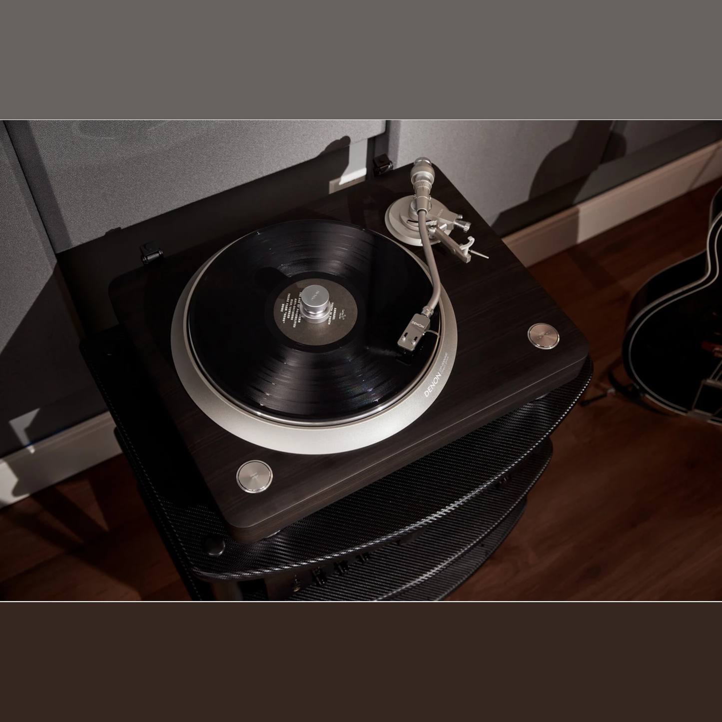Denon DP-3000NE Plattenspieler Lifestyle im HiFi-Rack mit aufgelegter Schallplatte
