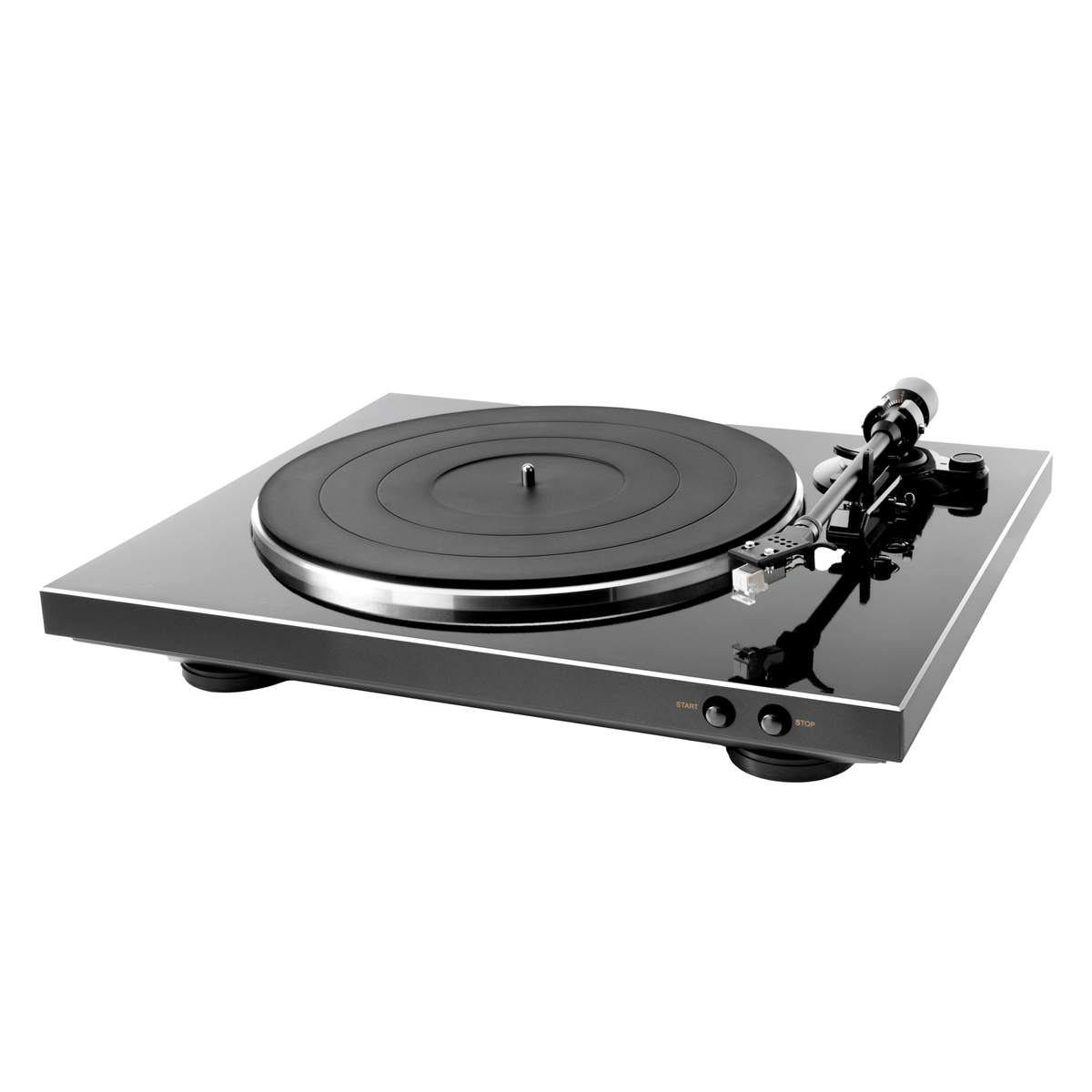 Denon DP-300F Plattenspieler Schrägansicht mit geschlossener Staubschutzhaube und Tonarm