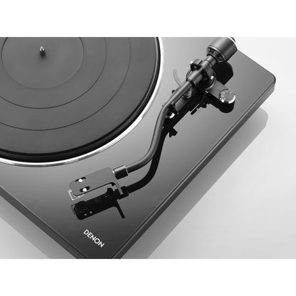 Denon DP-400 Plattenspieler Detailansicht Tonarm mit Headshell und Gegengewicht