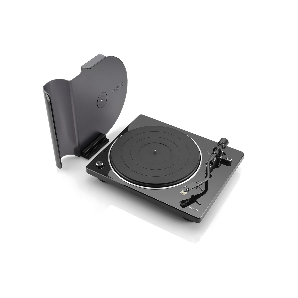 Denon DP-400 Plattenspieler Schrägansicht mit geöffneter Staubschutzhaube