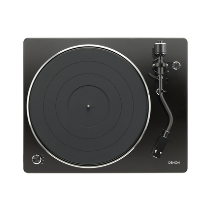 Denon DP-450USB Plattenspieler Draufsicht mit Plattenteller und Tonarm
