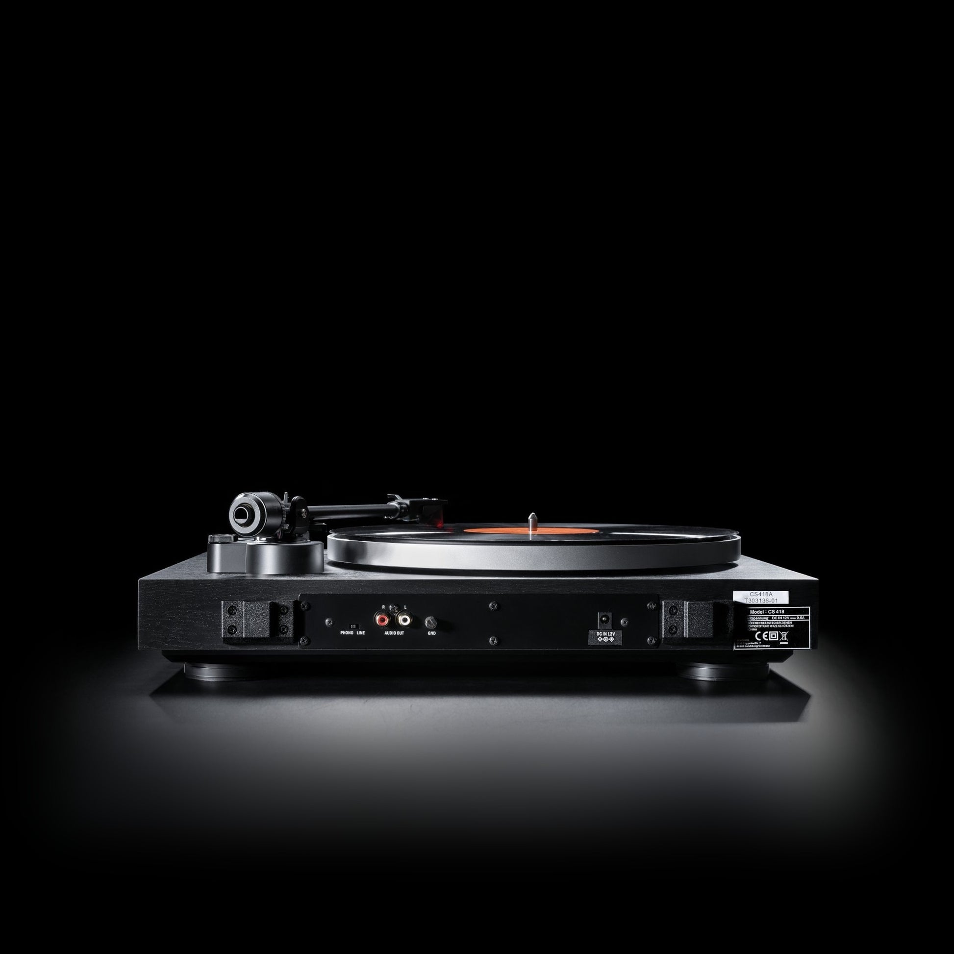 Dual CS 418 Plattenspieler Rückansicht mit Cinch-Anschlüssen und Phono/Line-Schalter