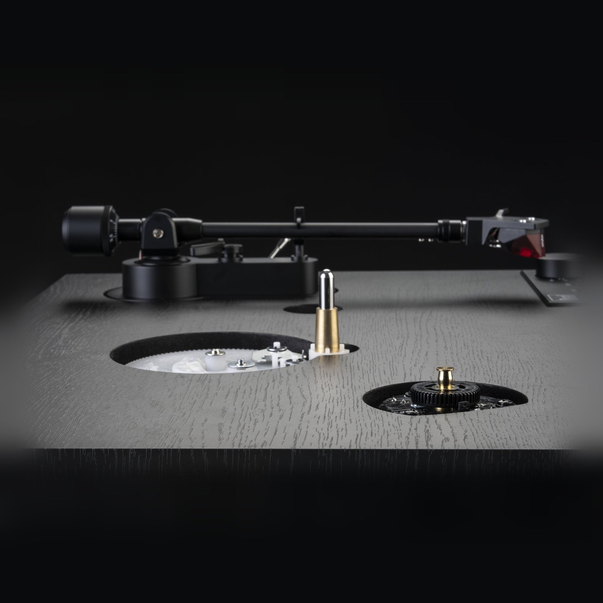 Dual CS 429 Plattenspieler Detailansicht Tonarmlager und Antriebsmechanik