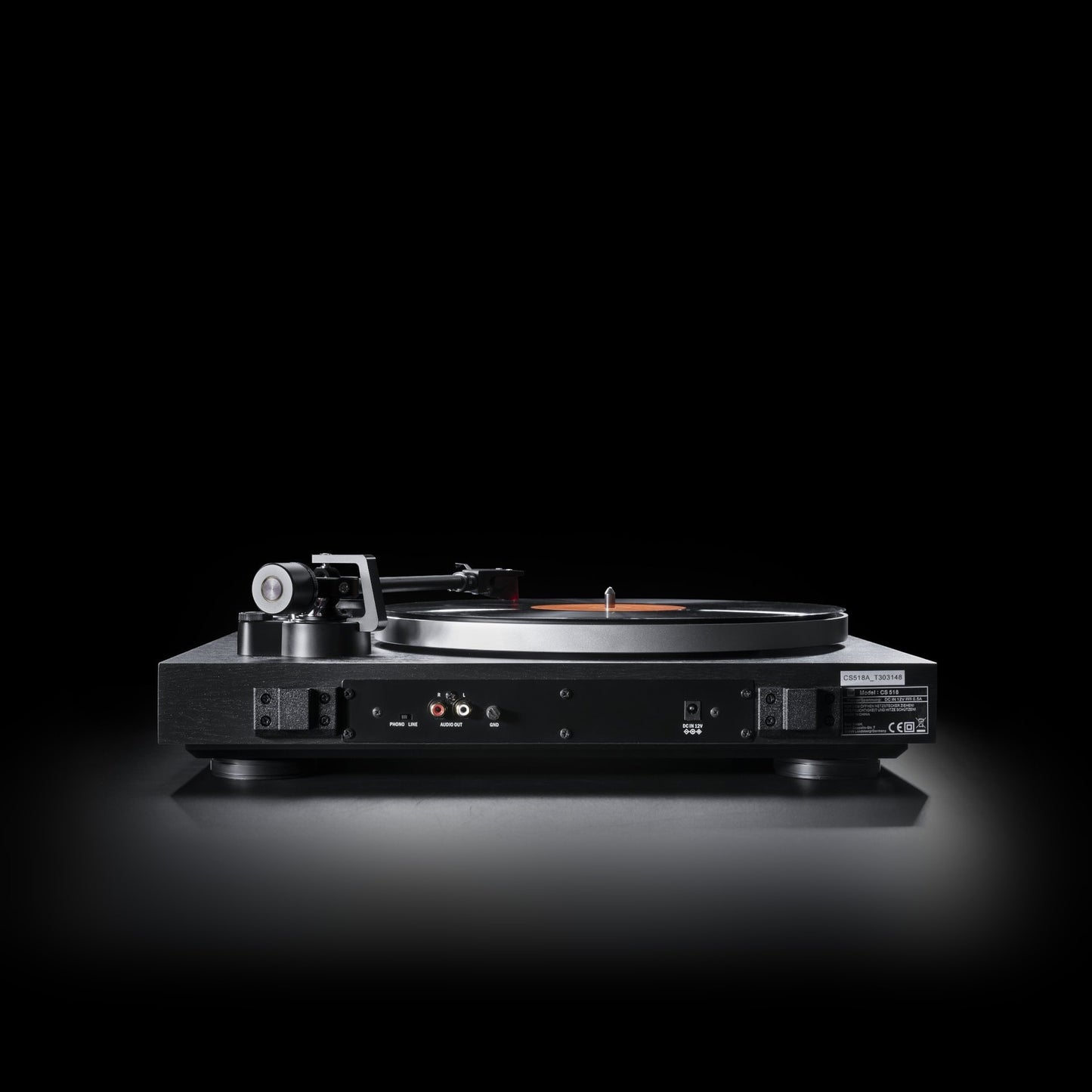 Dual CS 518 Plattenspieler Rückansicht mit Anschlussfeld für Phono/Line, Cinch-Ausgängen und Erdungsklemme