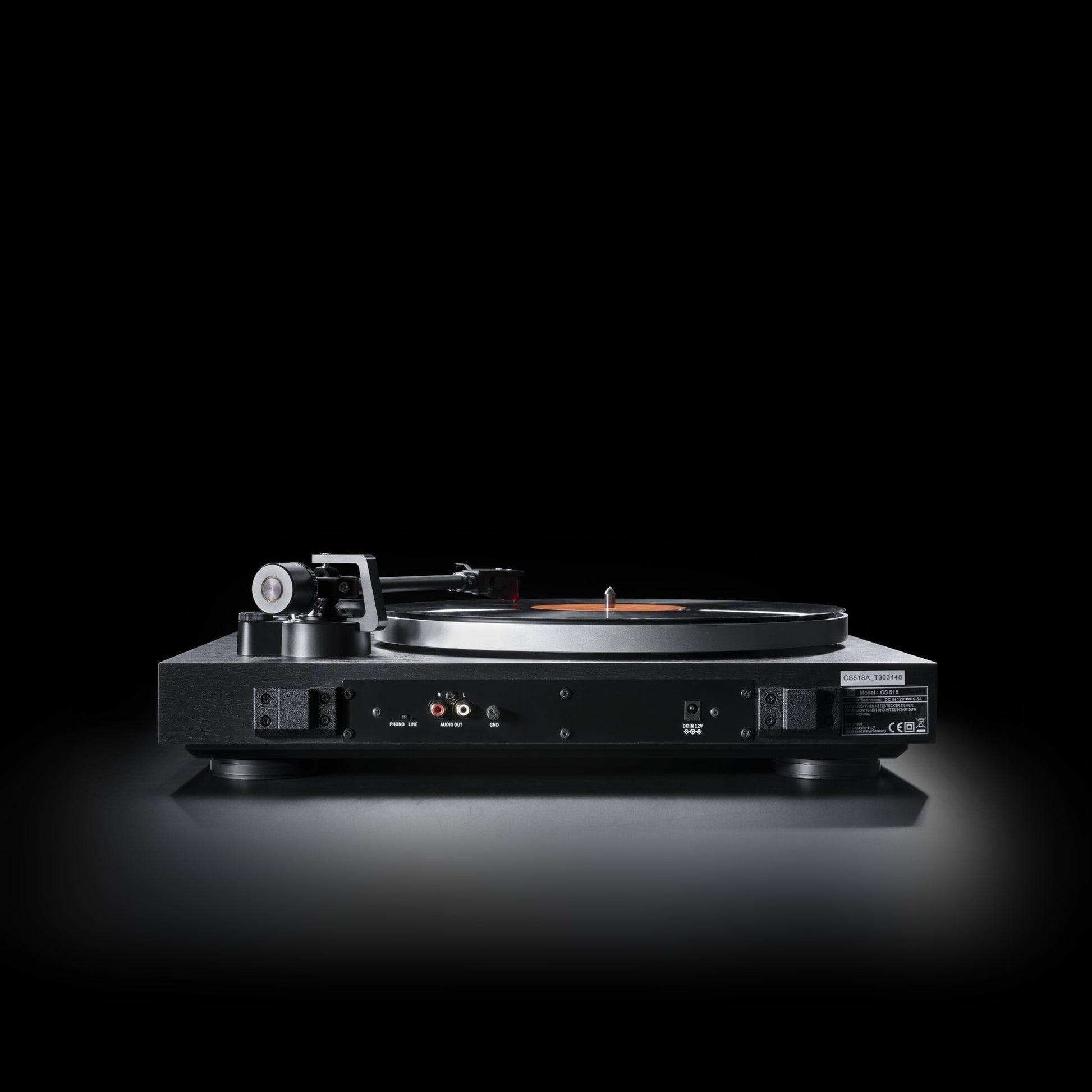 Dual CS 518 Plattenspieler Rückansicht mit Anschlussfeld für Phono/Line, Cinch-Ausgängen und Erdungsklemme