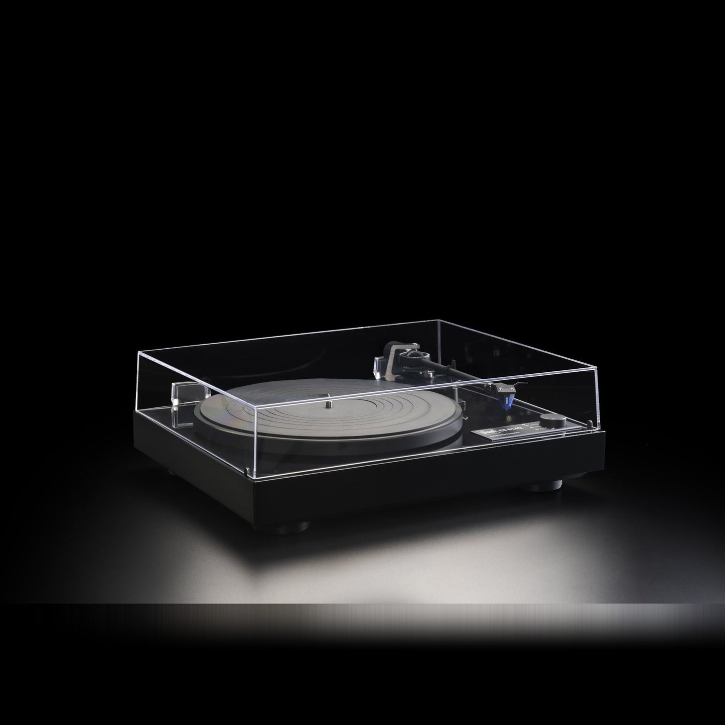 Dual CS 618Q Plattenspieler Schrägansicht Schwarz Hochglanz seitliche Perspektive