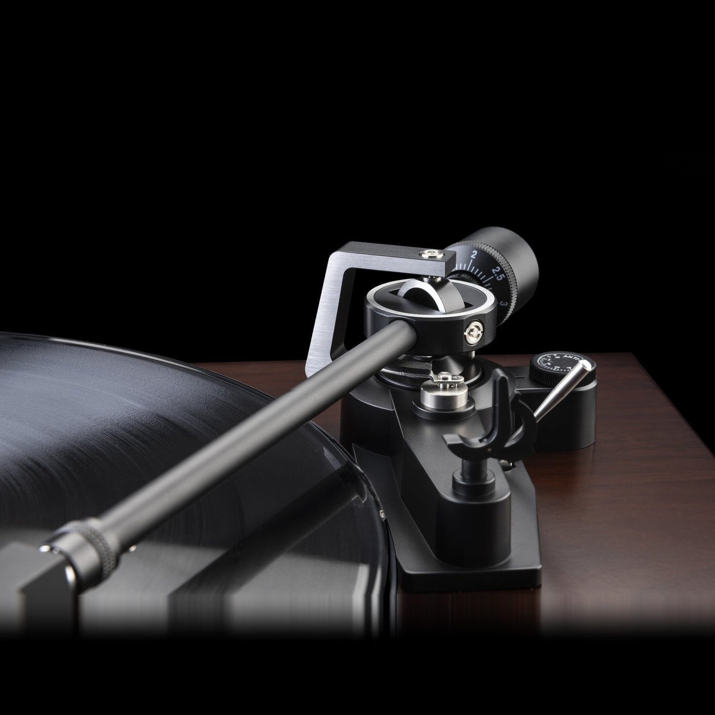 Dual CS 618Q Plattenspieler Detailansicht Walnuss Antiskating-Einstellrad