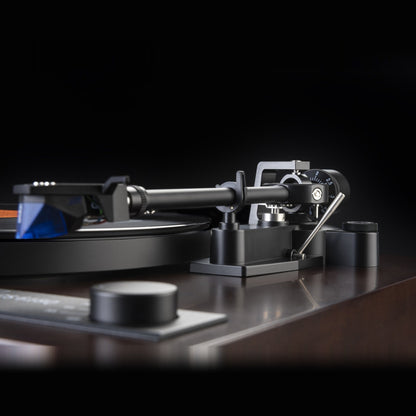 Dual CS 618Q Plattenspieler Detailansicht Walnuss Tonarm-Gegengewicht