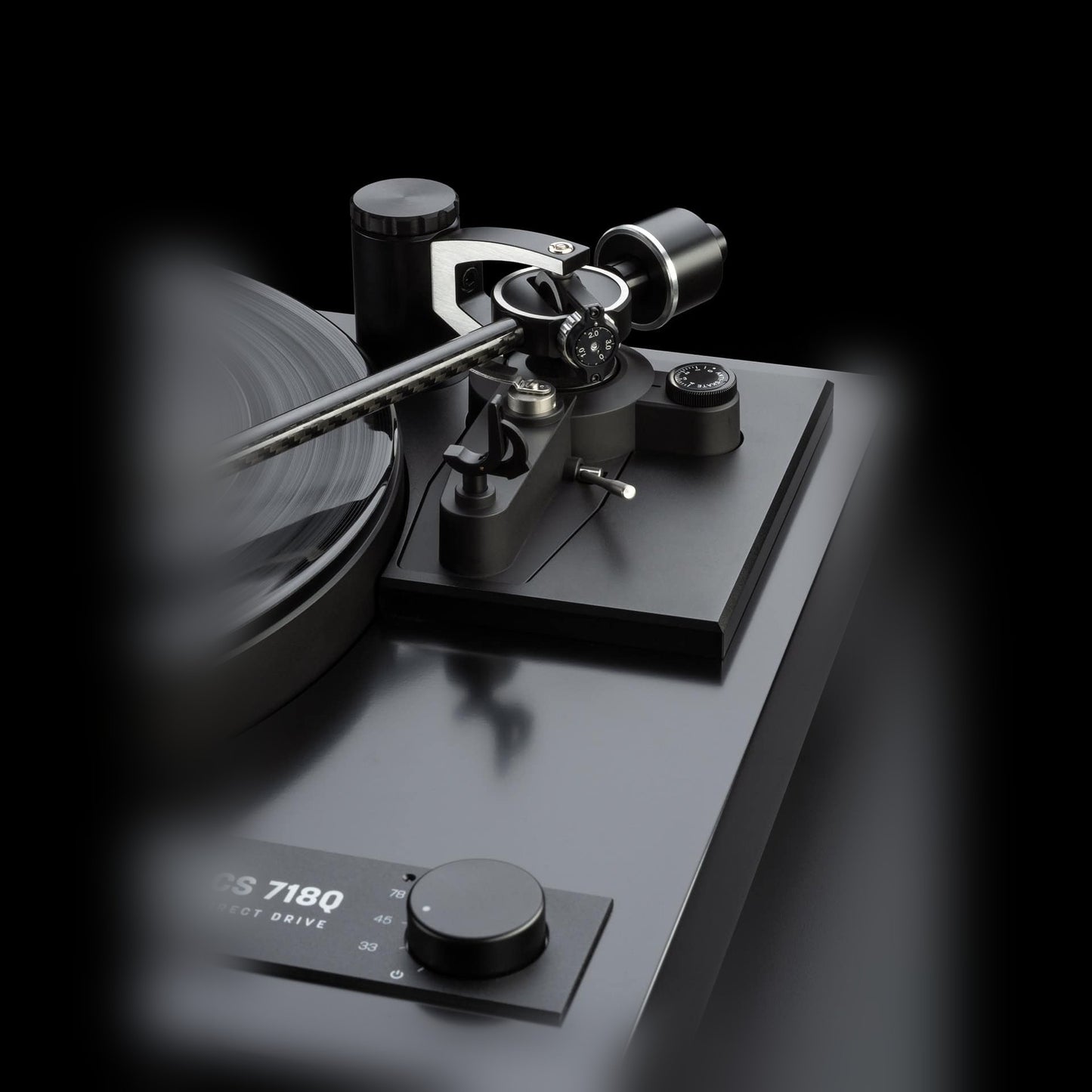 Dual CS 718Q Plattenspieler Detailansicht Tonarm mit Gegengewicht und Antiskating