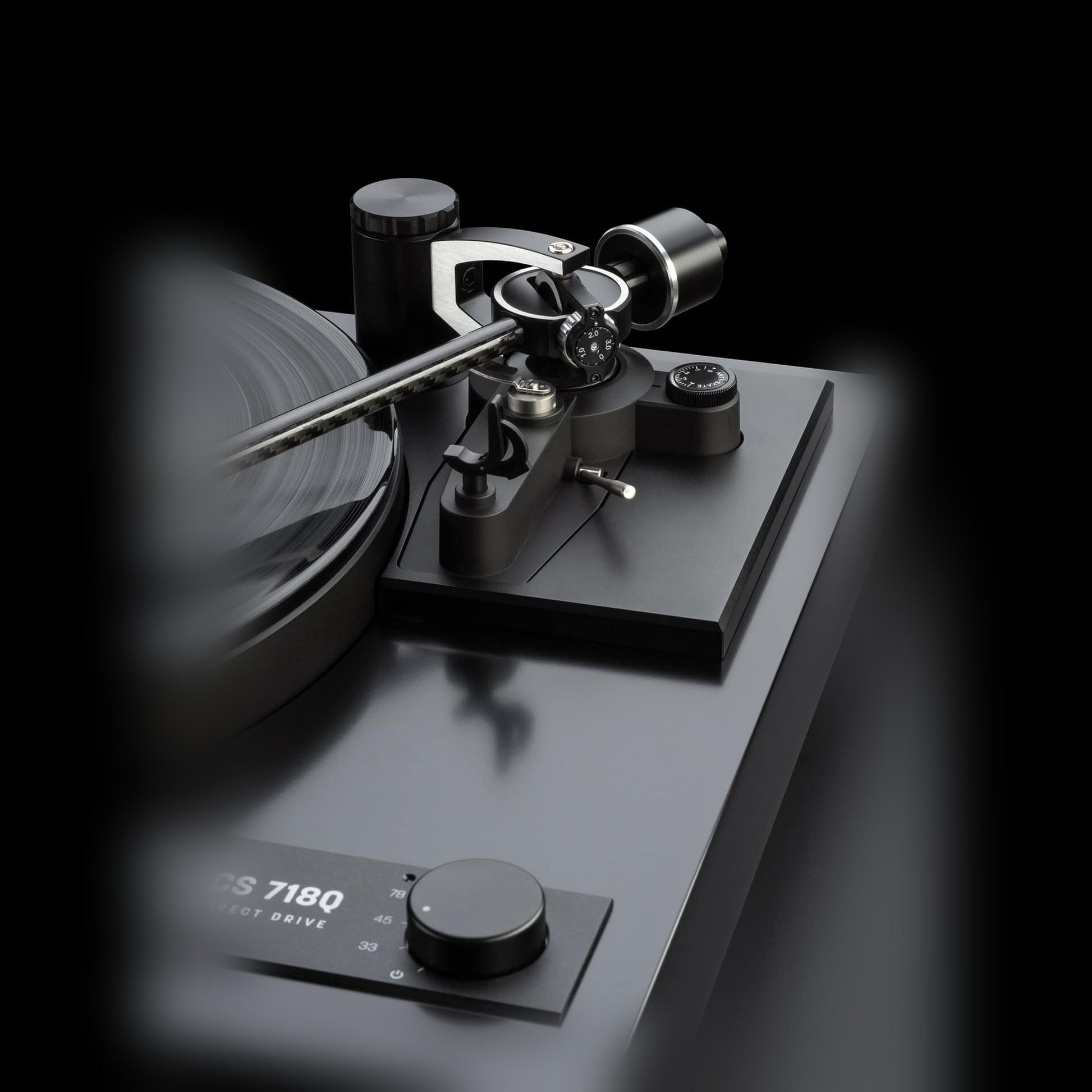 Dual CS 718Q Plattenspieler Detailansicht Tonarm mit Gegengewicht und Antiskating