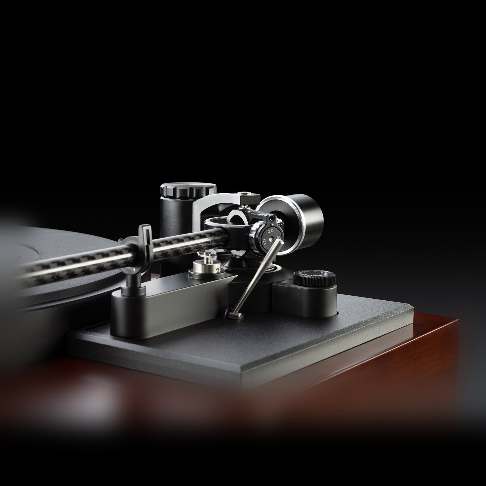 Dual CS 718Q Plattenspieler Detailansicht Tonarm Walnuss