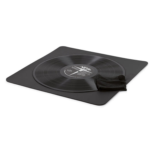 Dynavox Schallplatten-Reinigungsunterlage Schwarz Setansicht mit Schallplatte und Reinigungstuch