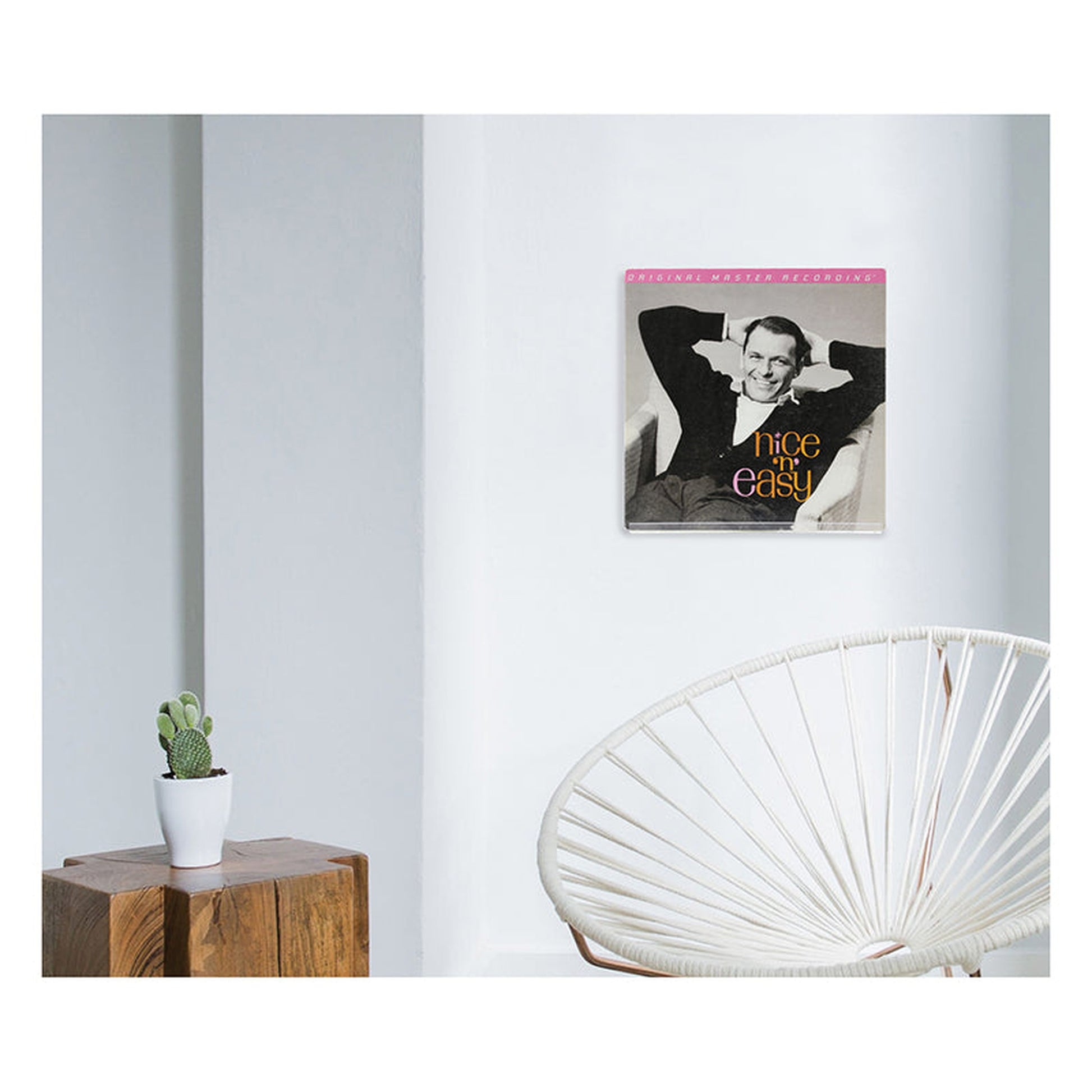 Dynavox Schallplatten-Wandhalter Acryl Transparent Lifestyle mit LP-Cover an der Wand