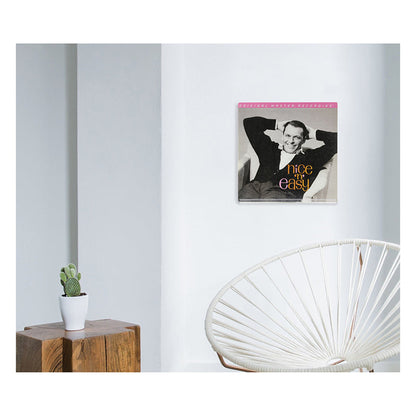 Dynavox Schallplatten-Wandhalter Acryl Transparent Lifestyle mit LP-Cover an der Wand