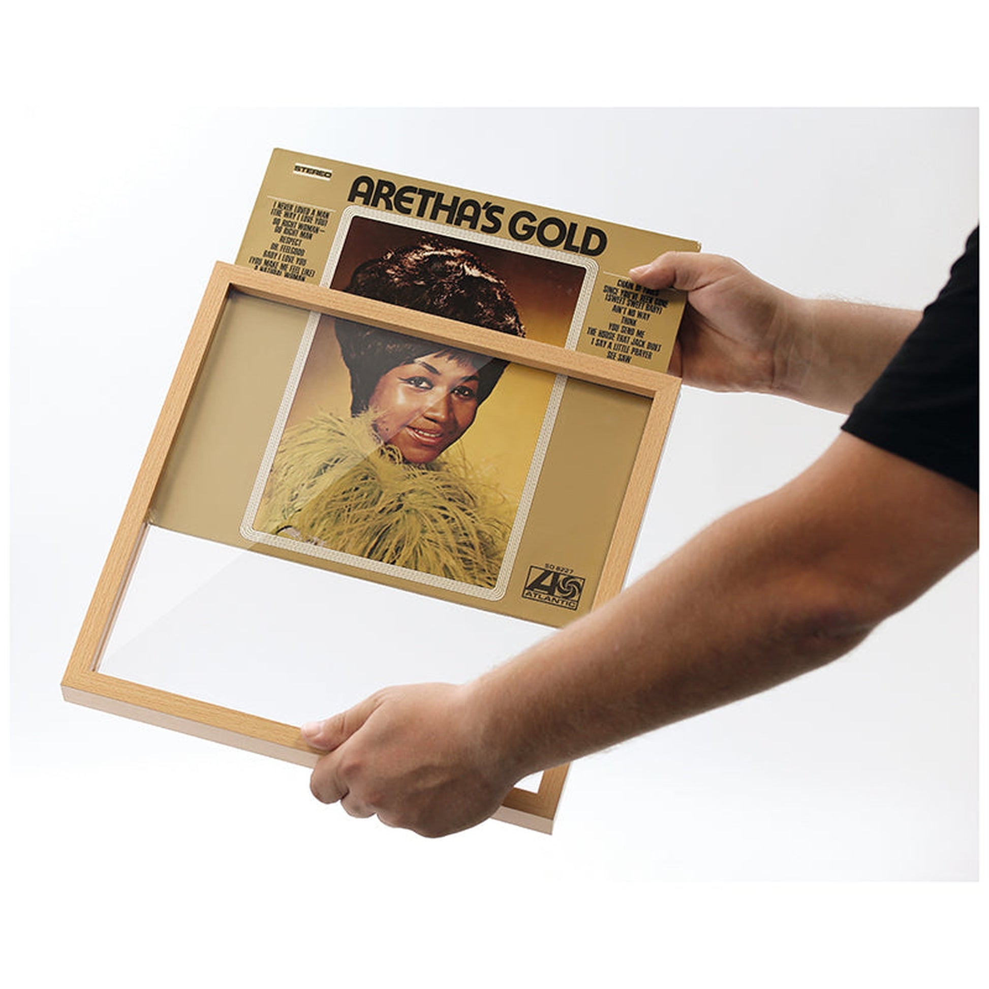 Dynavox Schallplatten-Wechselrahmen MDF Eiche Produktansicht beim Einschieben eines LP-Covers