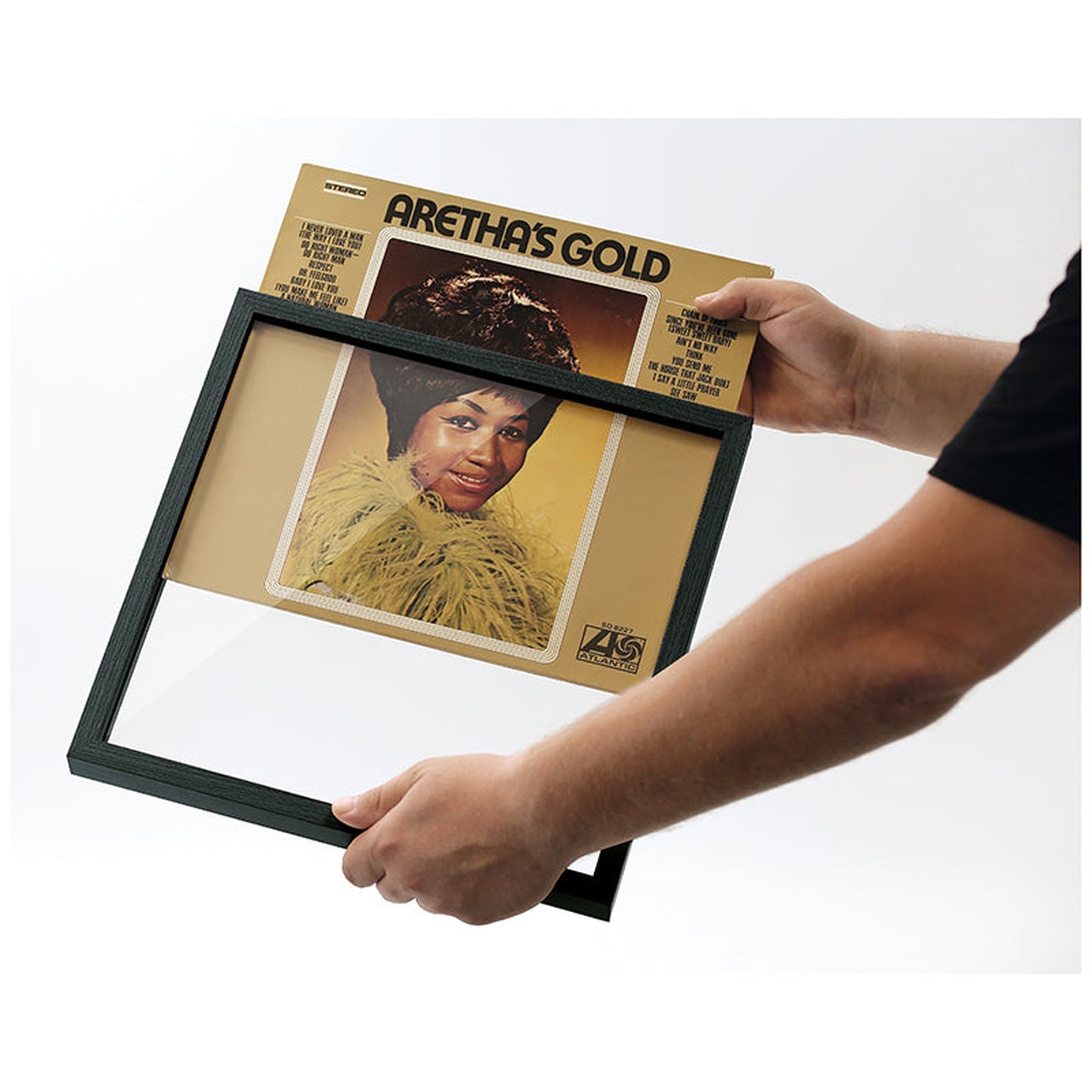 Dynavox Schallplatten-Wechselrahmen MDF Schwarz Produktansicht beim Einschieben eines LP-Covers