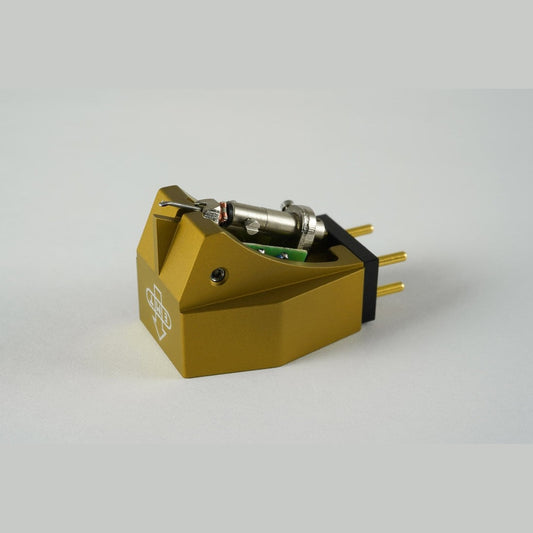 EMT HSD SC6 MC-Tonabnehmer mit goldfarbenem Aluminiumgehäuse Schrägansicht