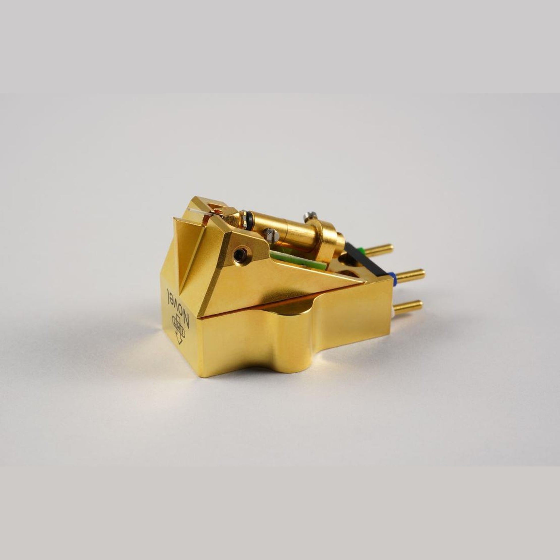EMT JSD Novel Gold MC-Tonabnehmer mit goldenem Gehäuse und Anschlusspins Schrägansicht