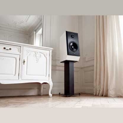 Epos ES-14N Regallautsprecher Weiss Lifestyle auf Standfuss in hellem Wohnraum neben Sideboard