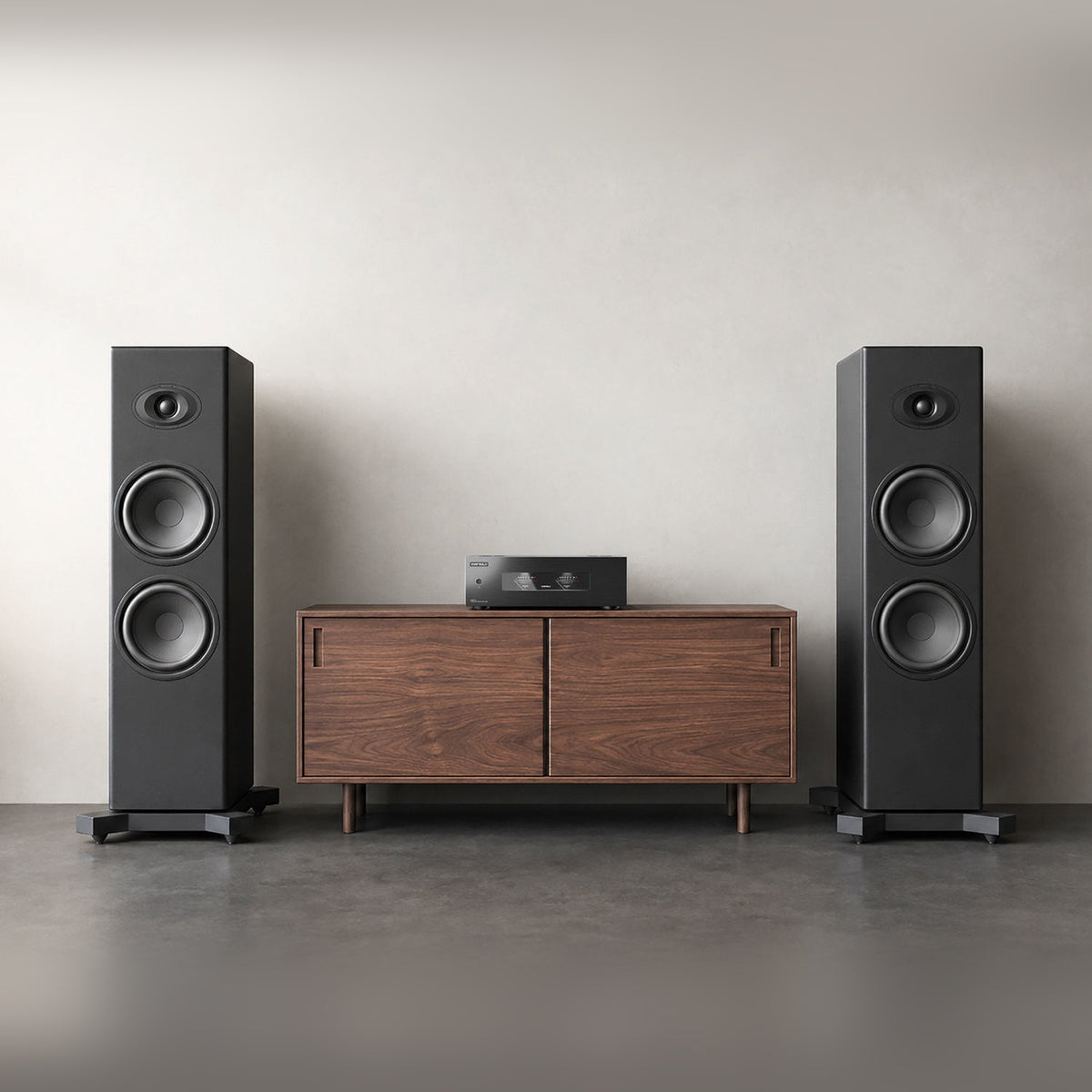 Eversolo AMP-F8 Stereo-Endverstärker Lifestyle mit Standlautsprechern