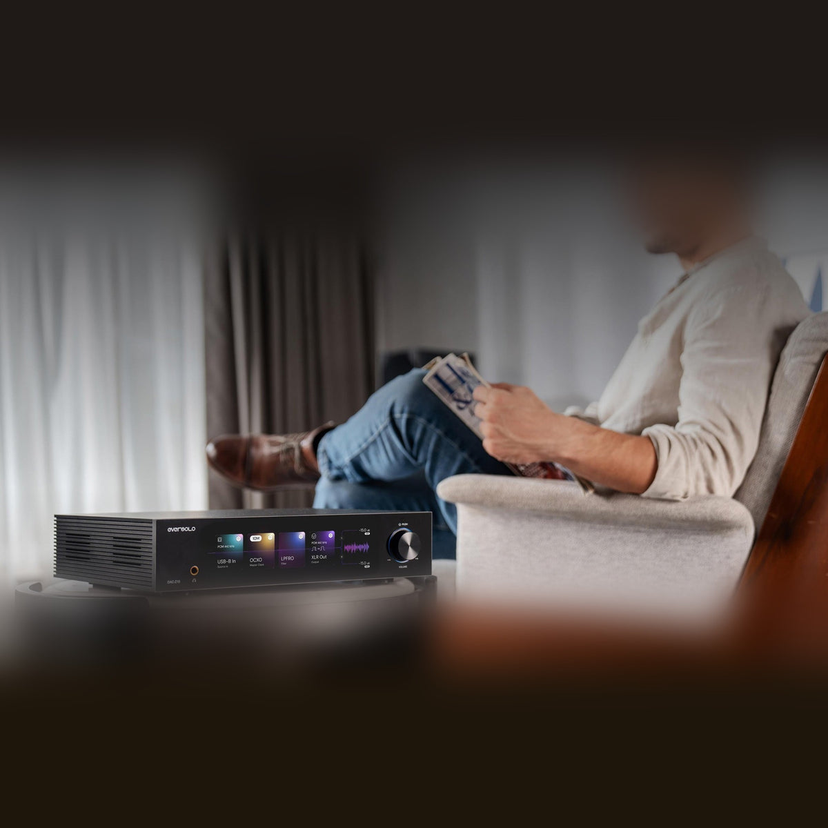 Eversolo DAC-Z10 DAC und Kopfhörerverstärker Lifestyle im Hörsessel