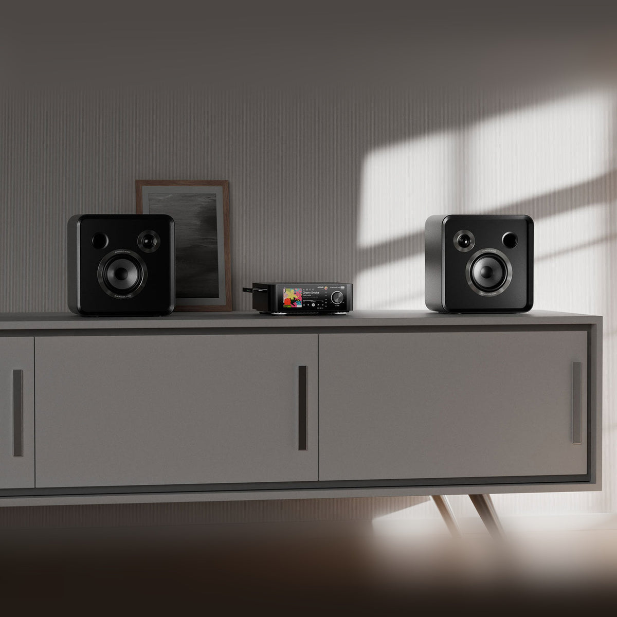 Eversolo SE100 Regallautsprecher Schwarz Lifestyle auf dem Sideboard
