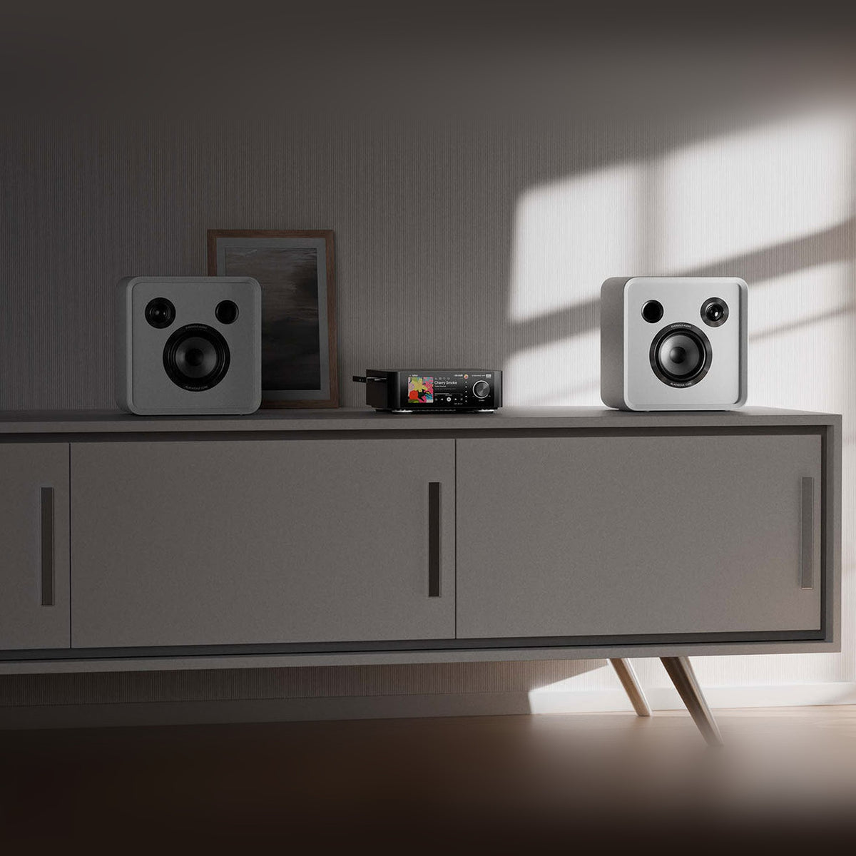 Eversolo SE100 Regallautsprecher Weiss Lifestyle auf dem Sideboard