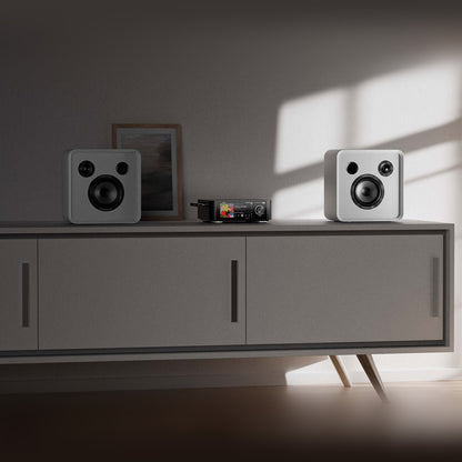 Eversolo SE100 Regallautsprecher Weiss Lifestyle auf dem Sideboard