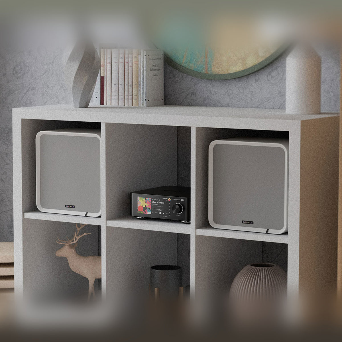 Eversolo SE100 Regallautsprecher Weiss Lifestyle im Regal